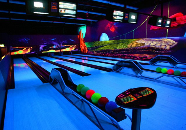 Glow-in-the-dark Ten Pin Bowling